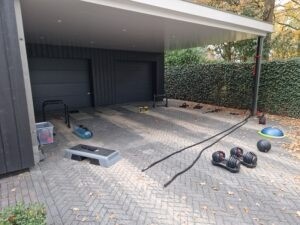 Small group training aan huis in Voorthuizen (woonkern) en Barneveld, fitness spullen, trainen, workout, sporten, gezondheid, coach, motivatie, discipline, fit worden, krachttraining, cardio, afvallen, voeding, lichaamsbeweging, gezonde levensstijl, thuis sporten, gewichten, dumbbells, resistance bands, kettlebells, yoga mat, fitness ball, TRX.