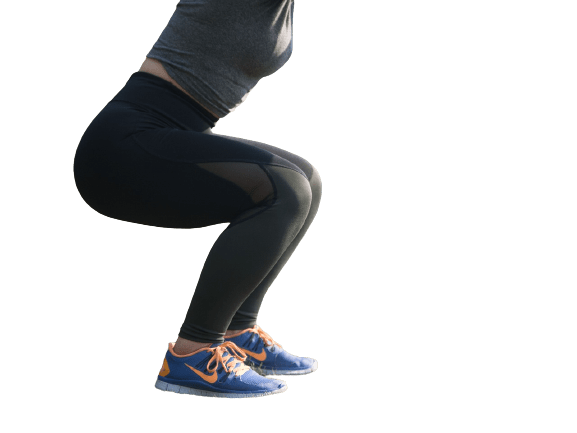 Een vrouw doet een squat. Een klassieke oefening voor de beenspieren.